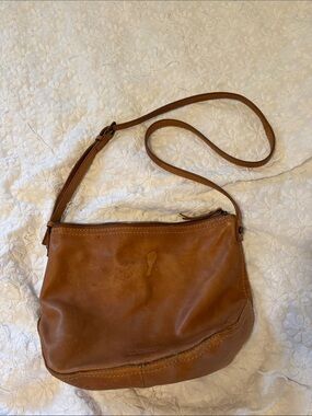 Women's Tan Leather Shoulder Bag - Sleek Crossbody Style